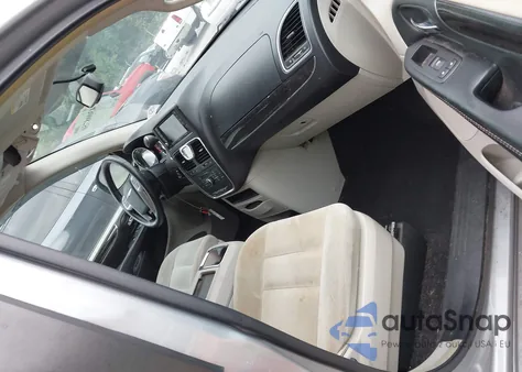 2015 Chrysler Town & Country Touring z USA, uszkodzony, nr VIN 2C4RC1BG6FR726460